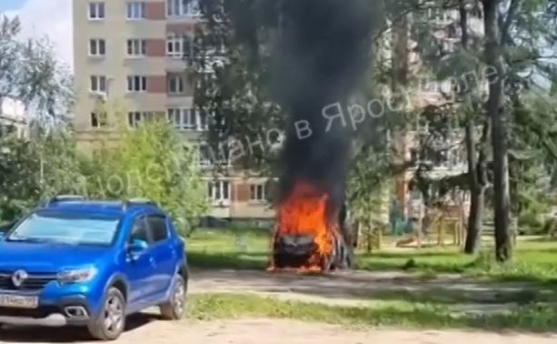 Во дворе жилого дома в Ярославле вспыхнул автомобиль