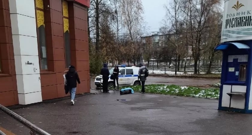 В Дзержинском районе Ярославля у входа в супермаркет внезапно скончался молодой мужчина