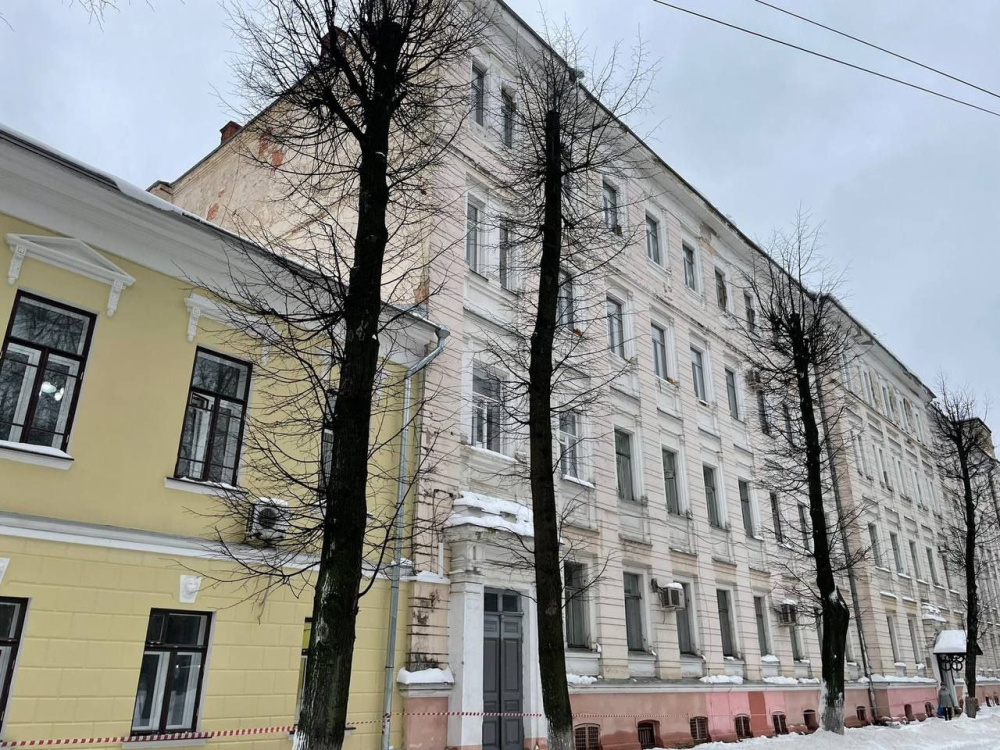 В центре Ярославля снежная глыба с крыши здания упала на трёхлетнюю девочку