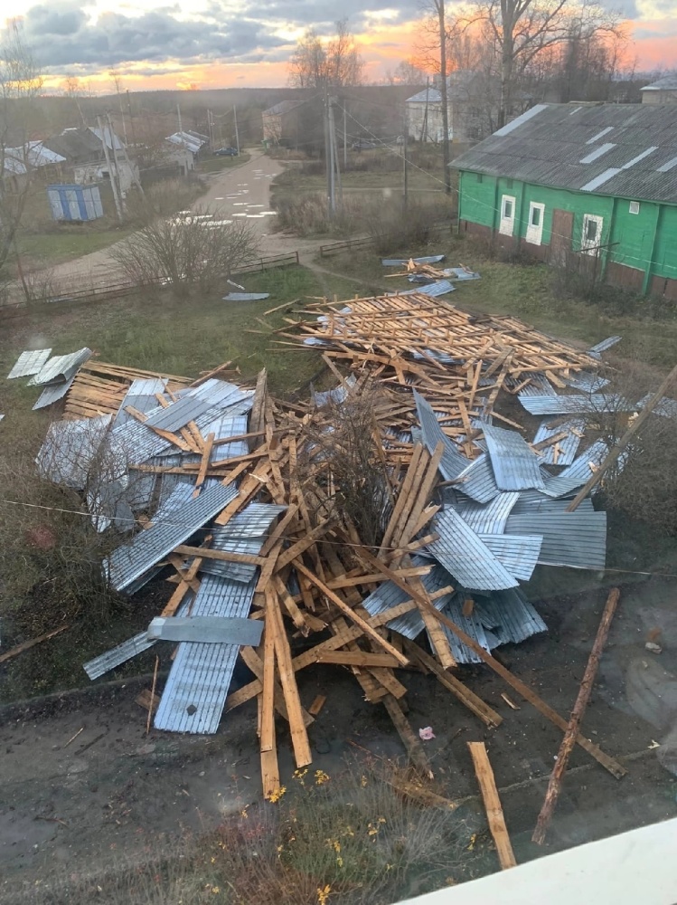 Жителей дома в поселке Ярославской области ветер оставил без крыши над головой