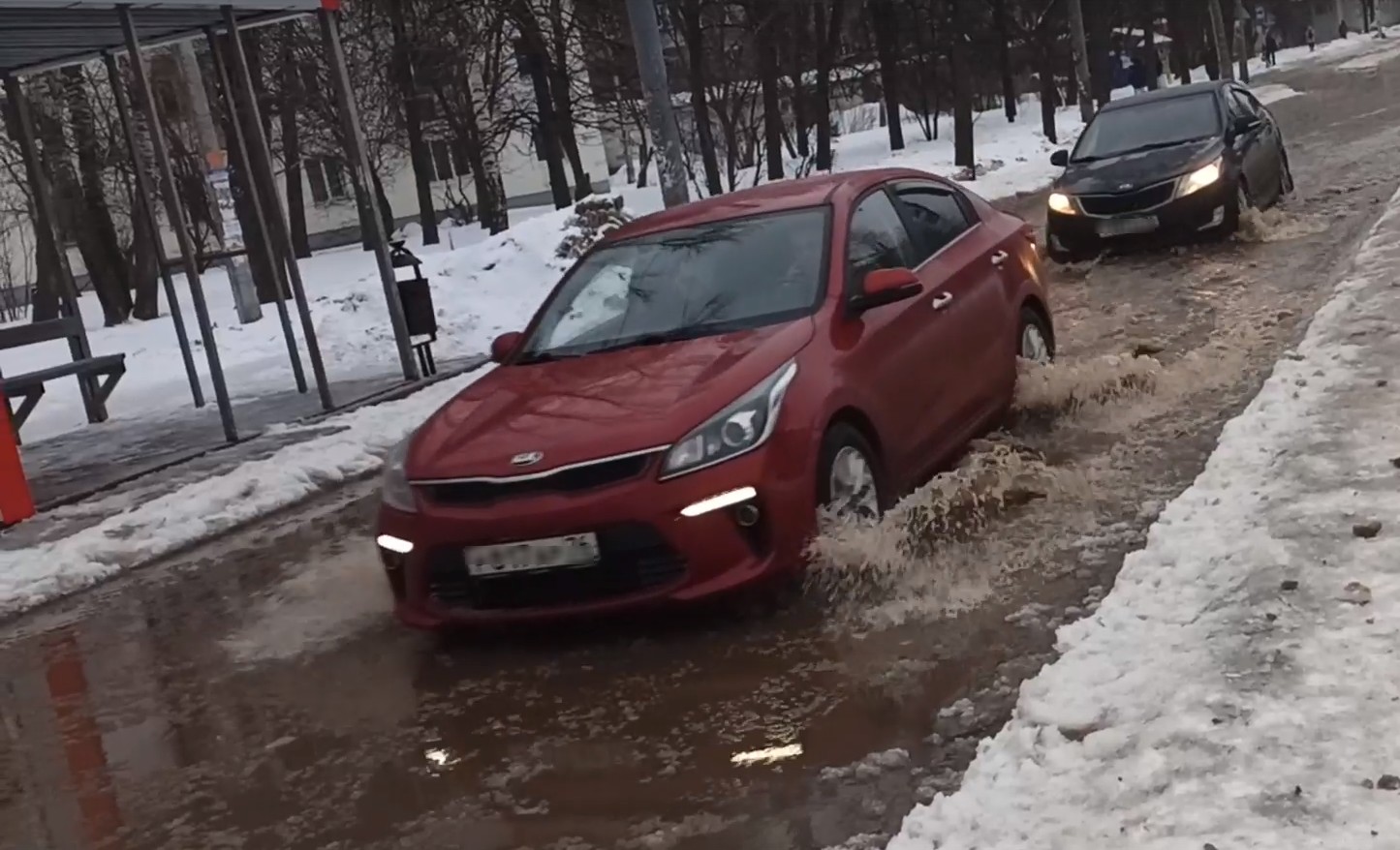 Автомобили тонут: ярославцы массово жалуются на огромные лужи на дорогах  города | 16.03.23 | Яркуб