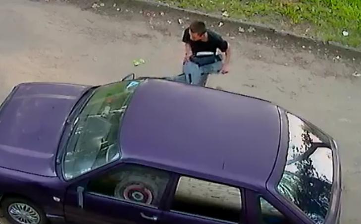 В Ярославле вандалы раскурочили легковой автомобиль (видео) 