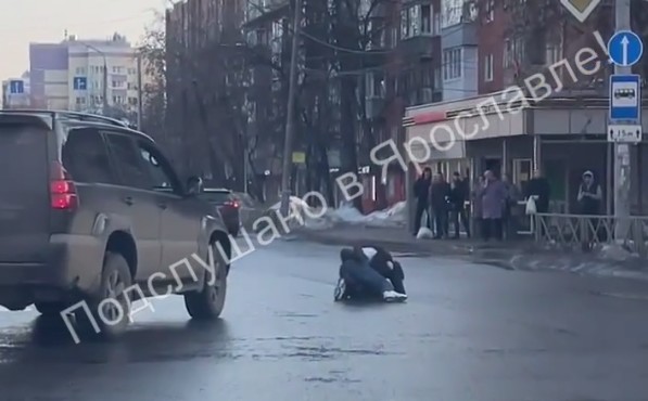 В центре Ярославля двое мужчин поборолись на проезжей части