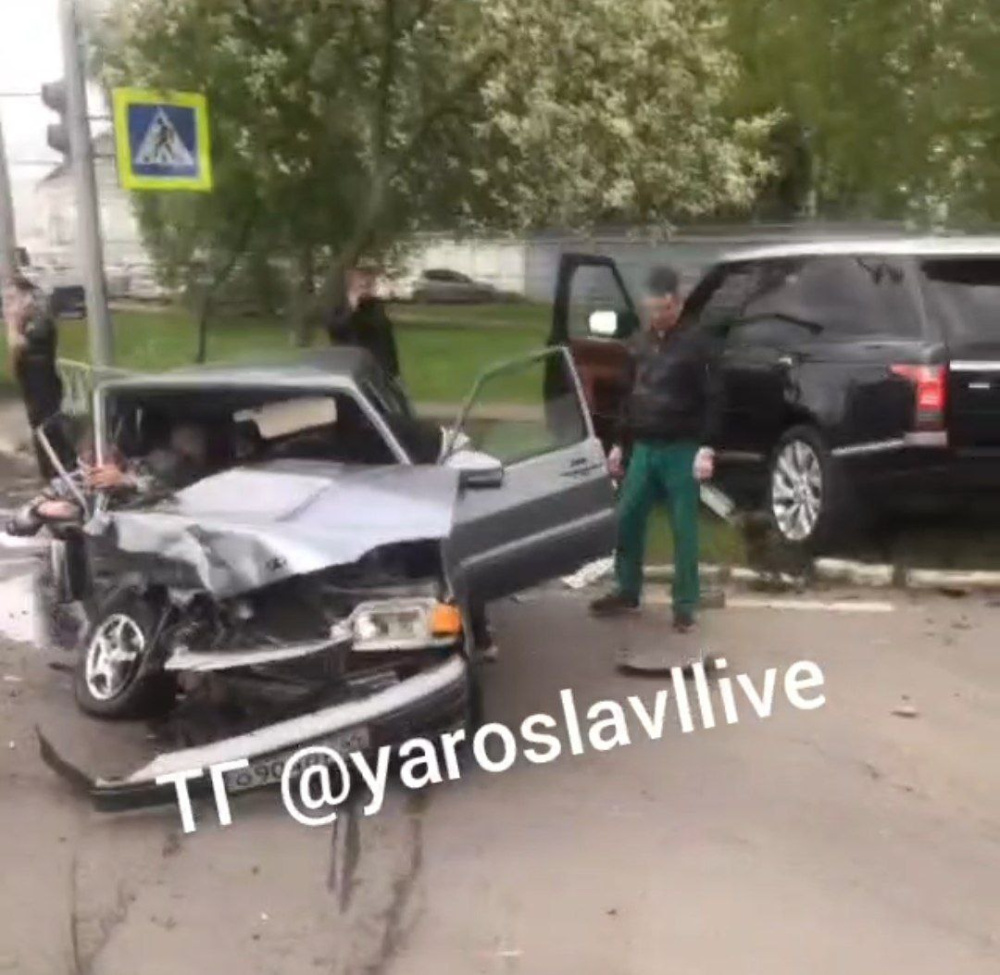 Пострадали пассажир и водитель: в Ярославле разбились две легковушки