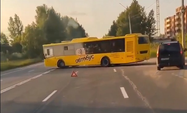 Водитель не уступил дорогу: в Ярославле столкнулись автобус и мотоцикл_242973