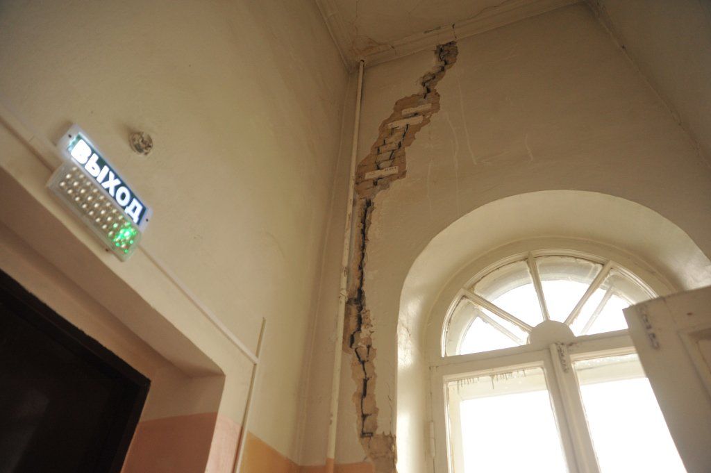 Улица терешковой 22 ярославль. Трещина в здании поликлиник. 1 детская больница ярославль. Поликлиника на наумова ярославль. Детская клиническая больница 1 ярославль.