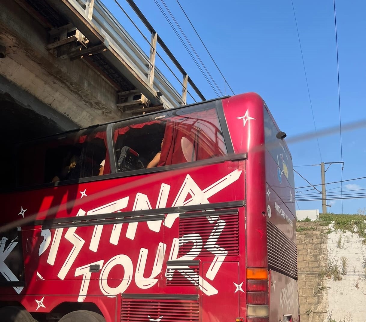 В Ярославле туристический автобус застрял под железнодорожным мостом