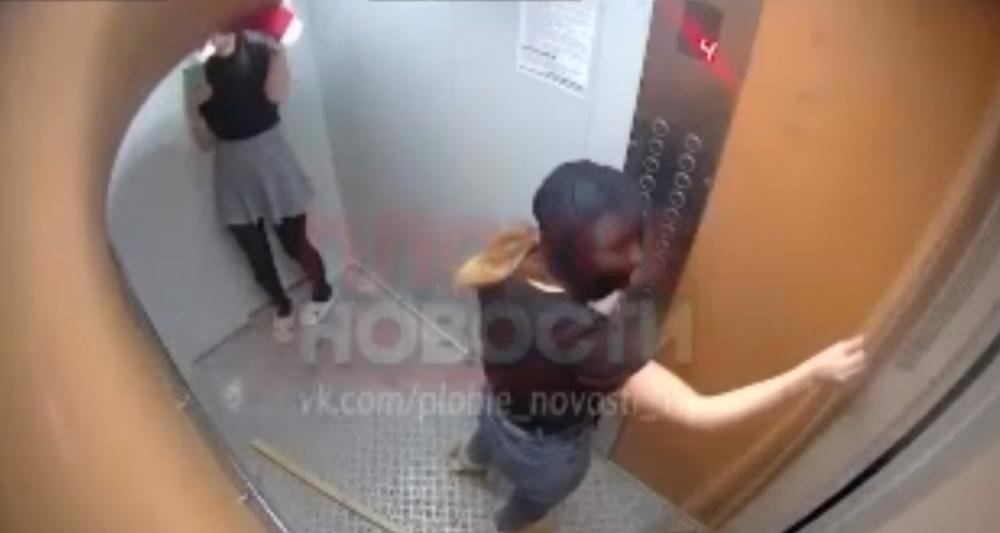 Видео где людей зажали в углу. Камера наблюдения в лифте. Сломанный лифт. Девушки в лифте камера наблюдения. Лифт вандалы.