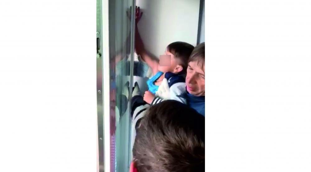 В Ярославле освободили пятилетнего малыша, которого «зажало» балконной дверью