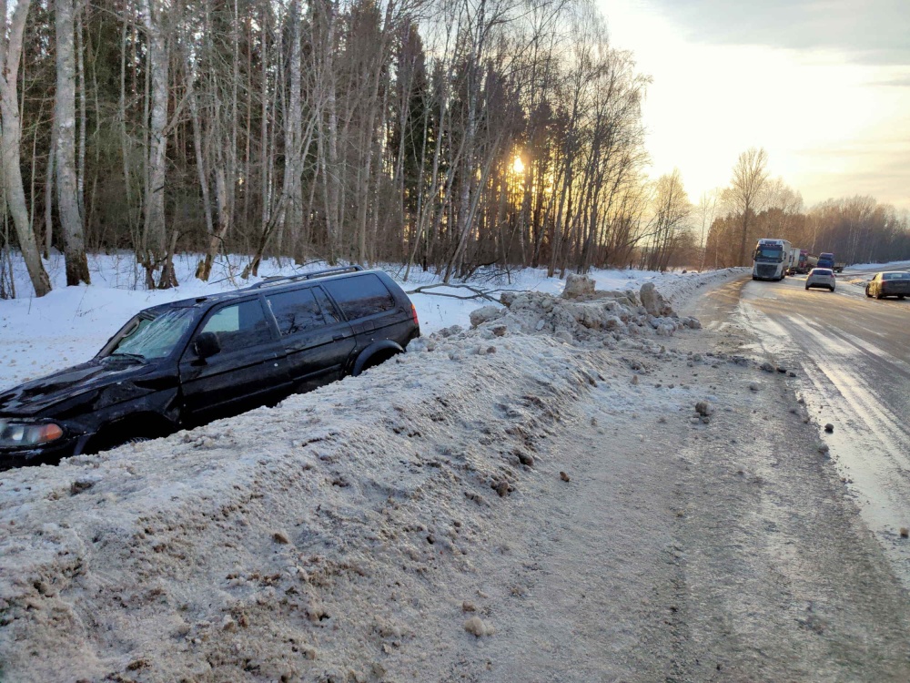 Как минимум один человек в критическом состоянии: в Ярославской области автомобиль вылетел в кювет