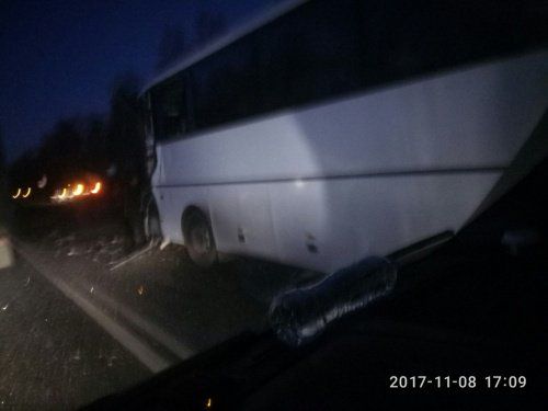 В Ростовском районе автобус столкнулся с полуприцепом: 13 детей в больнице