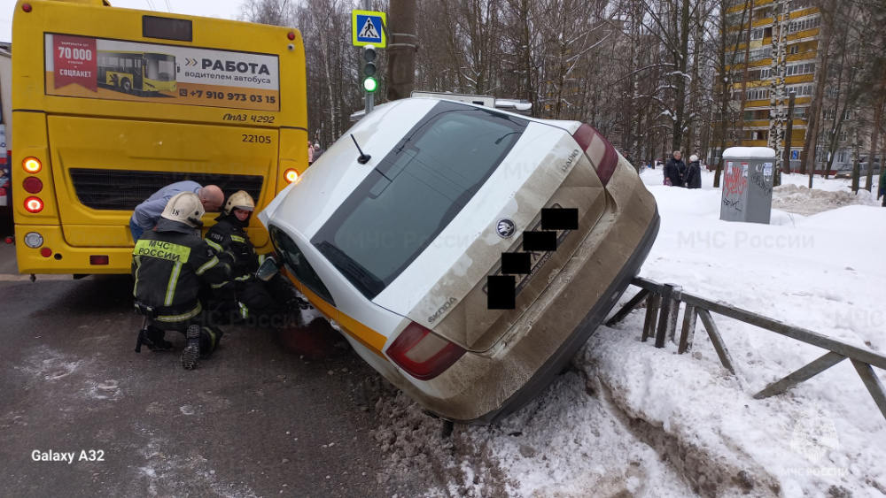 В Ярославле автомобиль такси врезался в автобус