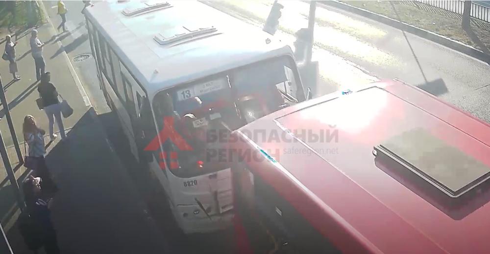 В сети появилось видео ДТП в Ярославле, в котором один автобус протаранил другой
