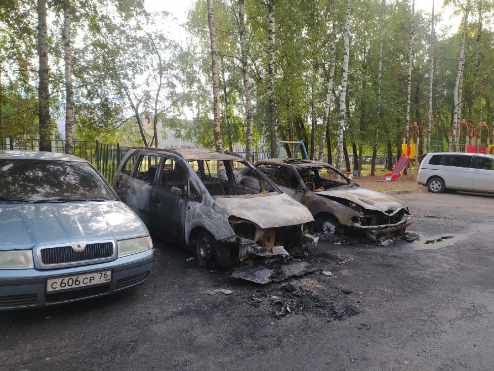 В Ярославле полиция возбудила уголовное дело по факту поджога семи машин в Заволжском районе