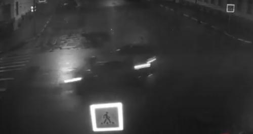 Видео с места ДТП в Ярославле: иномарка врезалась в такси 