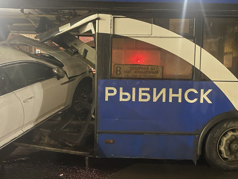 Есть пострадавшие: в Рыбинске легковушка на скорости протаранила автобус
