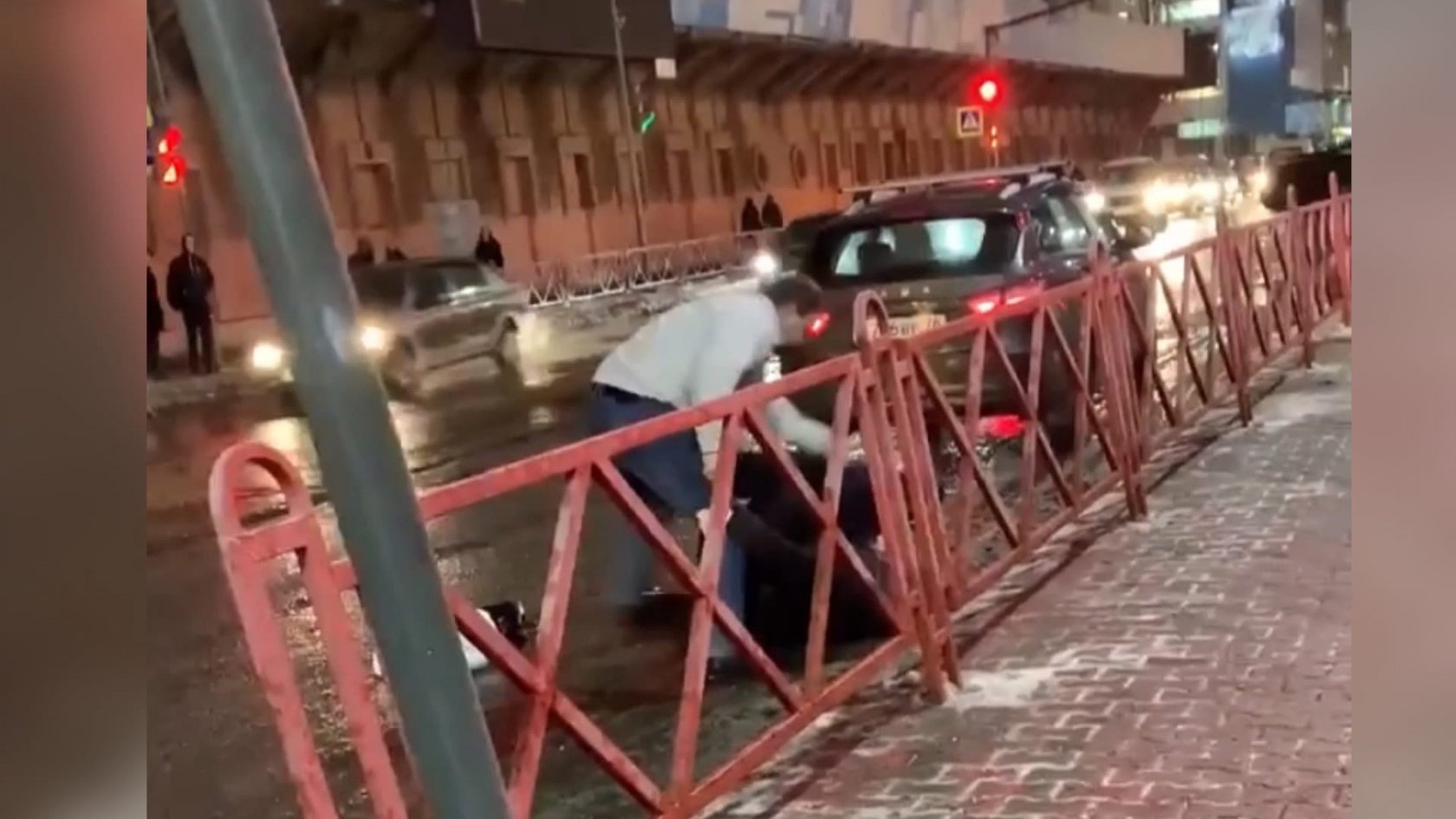 Таксист избил мужчину. Нападение на офис Лукойл в Москве вчера. Пассажир избил водителя такси.