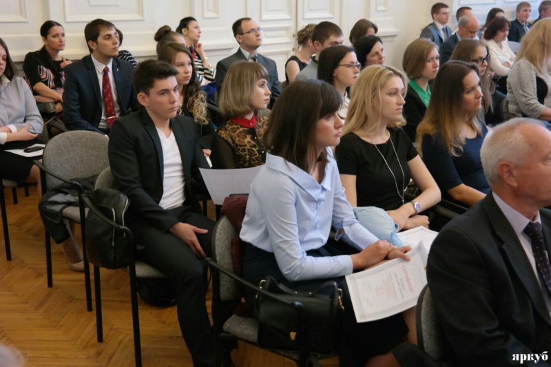 В Ярославле презентовали сборник с лучшими выпускниками области