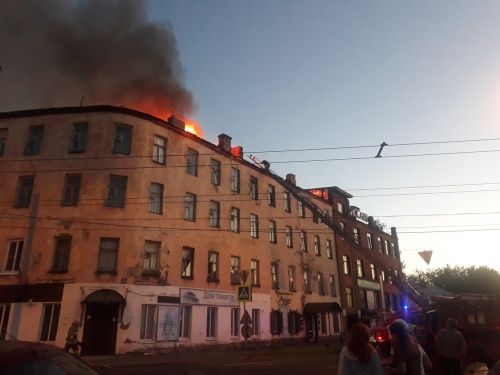 В Рыбинске горели частично расселенный дом и здание торгового центра: фото