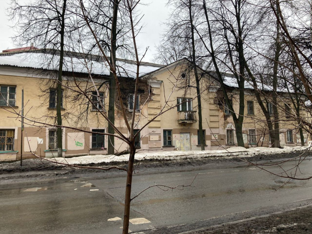 «Эти глыбы могли упасть на детей!»: в Ярославле обрушился фасад аварийного дома
