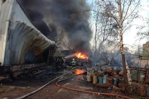 Погиб человек при пожаре на складе лакокрасочной продукции в Ярославле