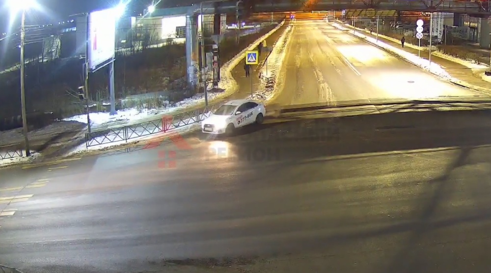 В Ярославле водитель легковушки на пешеходном переходе сбил молодого человека
