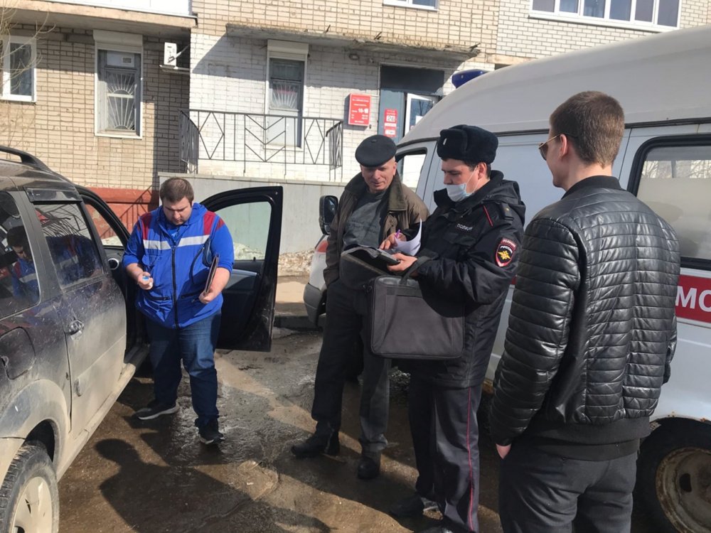 В Переславле рухнула лестница с людьми: видео