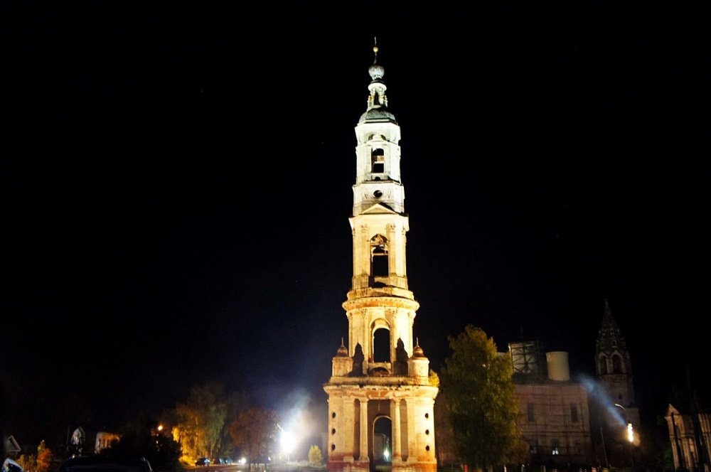 В Поречье-Рыбном подсветили колокольню церкви Никиты Мученика — самую высокую сельскую колокольню в России. Как это было