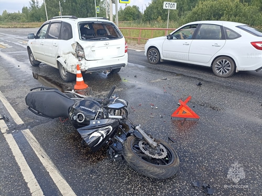 В Ярославской области в ДТП серьёзно пострадали молодой мотоциклист и его пассажирка