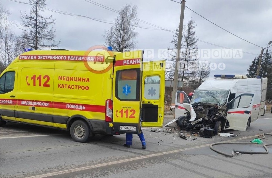 В Ярославле мужчина угнал машину скорой помощи и врезался в фуру
