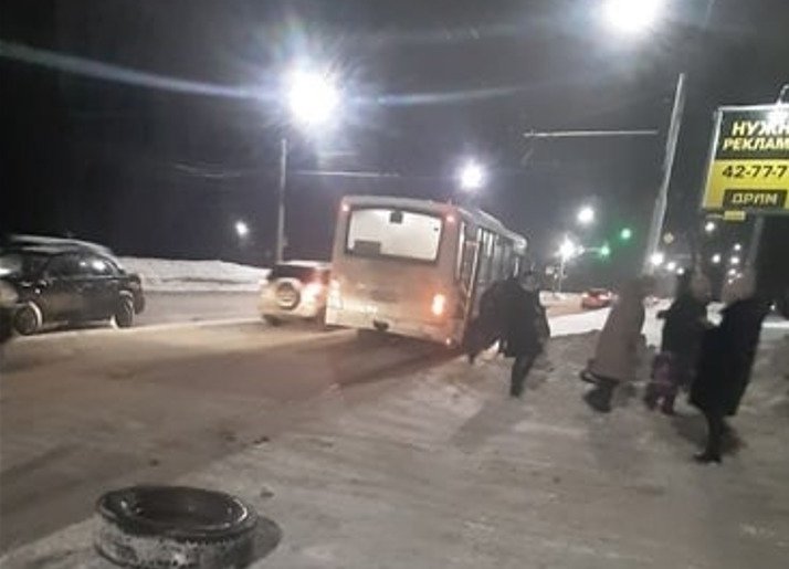 В Ярославле у автобуса с пассажирами отвалилось колесо
