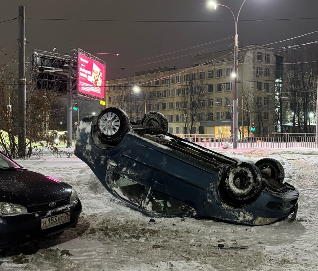 Эффектная парковка: в Ярославле легковушка вылетела с дороги и  перевернулась, после чего водитель спокойно отправился домой | 17.01.24 |  Яркуб