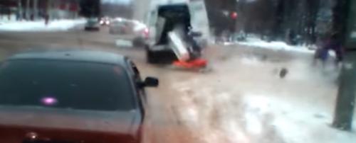 В Рыбинске иномарка врезалась в автомобиль скорой помощи: есть пострадавшие (видео)