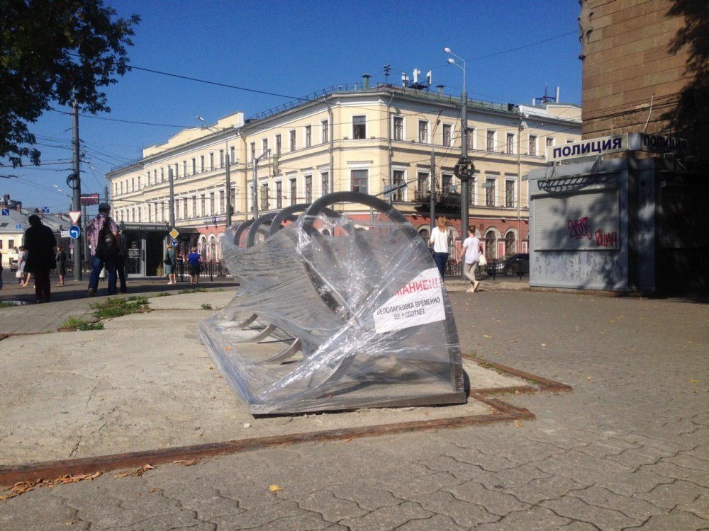 На Богоявленской площади временно закрыли велопарковку