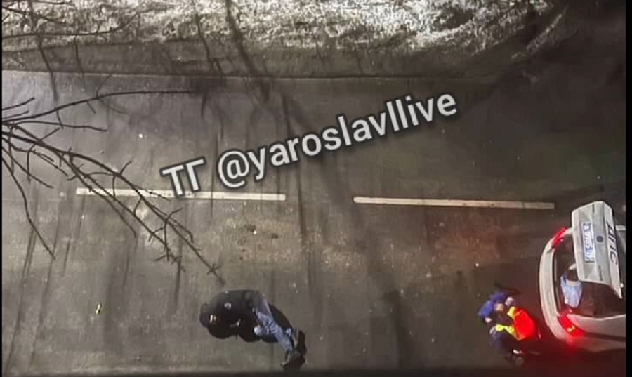 угрожать в лицо. палец в камеру. эмоция злость.