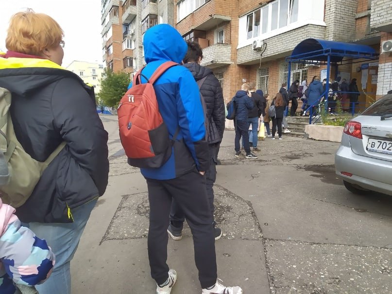 «Невозможно купить»: ярославцы выстроились в очереди за проездными
