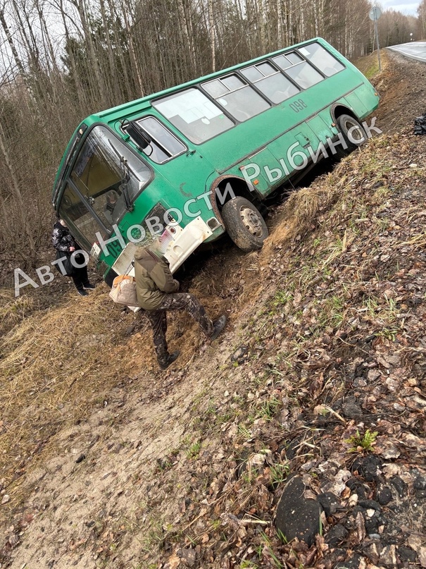 В Ярославской области пассажирский автобус опрокинулся на трассе