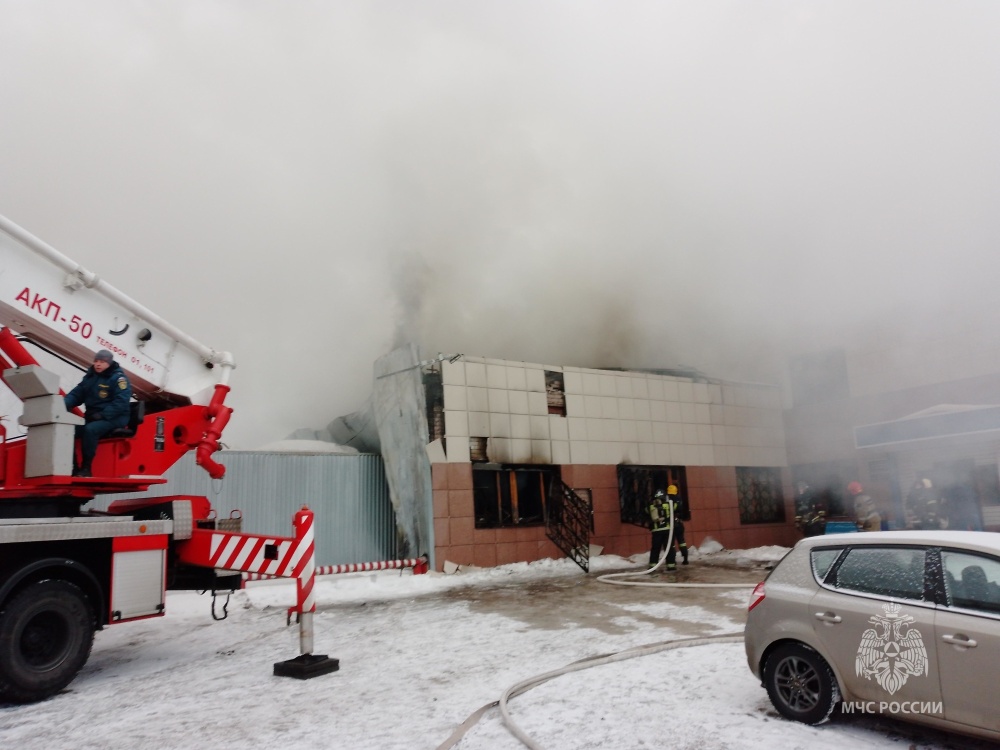 Здание автопредприятия в Ярославле загорелось из-за автобуса