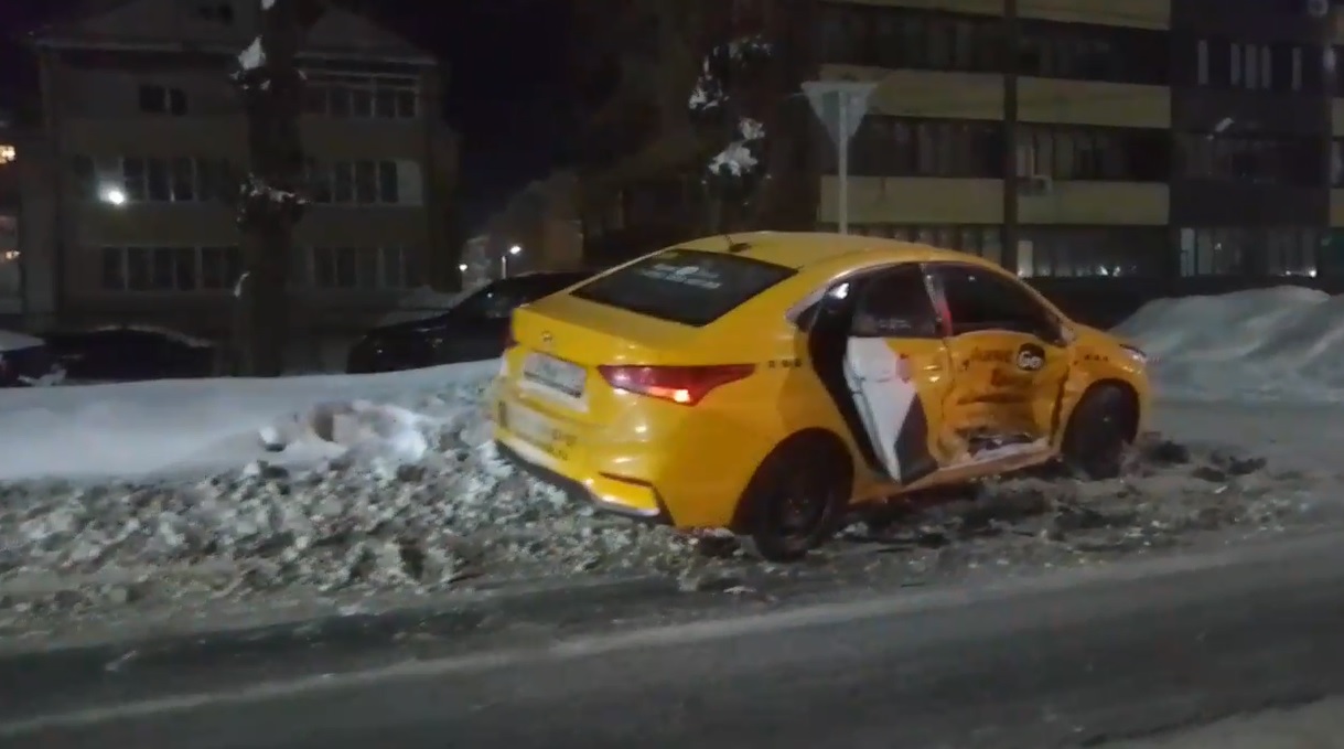 В Ярославле на улице Мельничной в ДТП угодил автомобиль такси | 09.02.24 |  Яркуб