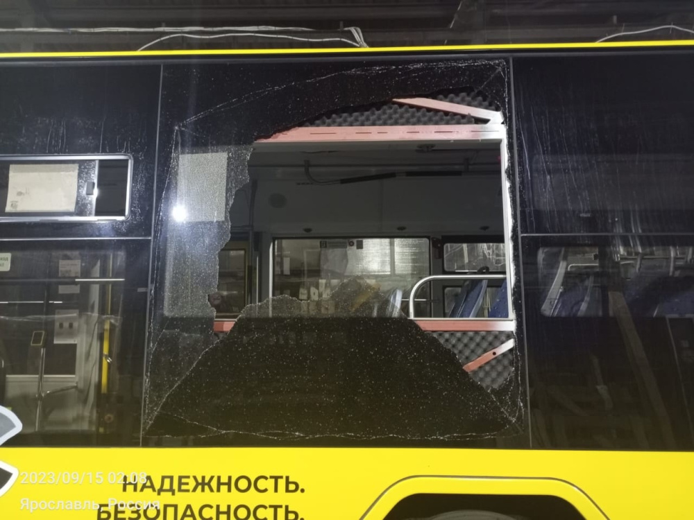 Стрелок ведет себя крайне дерзко: в Дзержинском районе Ярославля продолжают обстреливать автобусы