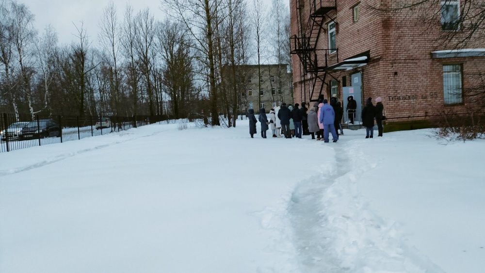 В Ярославле пациенты поликлиник вынуждены стоять в очередях на улице