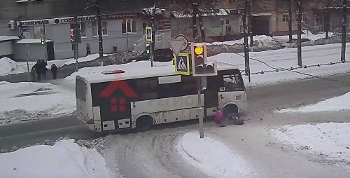 На проспекте Ленина в Ярославле маршрутка сбила маму с ребенком в санках, пересекавших дорогу по зебре