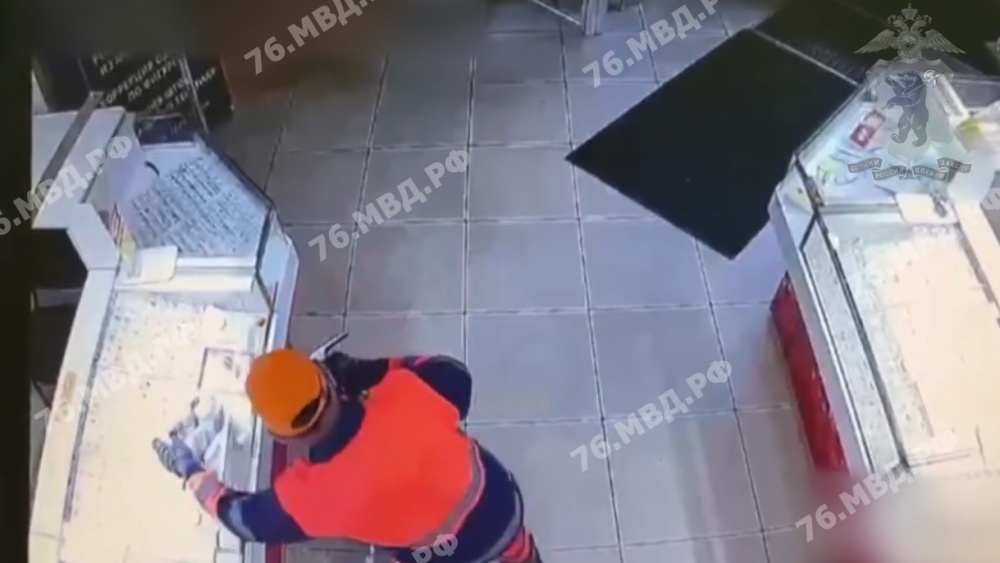 В Ярославле мужчина с игрушечным пистолетом ограбил ювелирный магазин