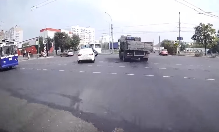 Начал поворот на зеленый: в Сети появилось видео момента ДТП из кабины пострадавшего автобуса