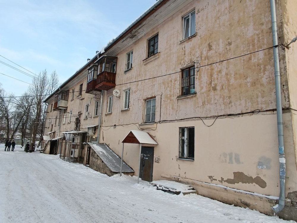 Треснула несущая стена: в Ярославле экстренно обследуют жилой дом