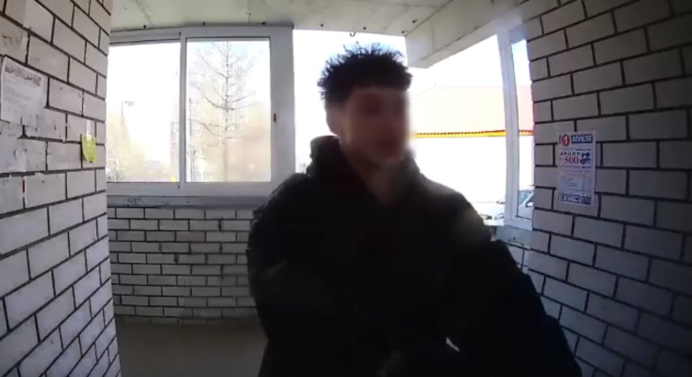 В Ярославле подростки с силой пытались вырвать подъездную дверь новостройки