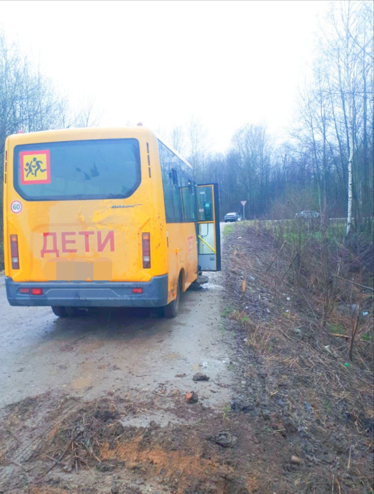 Детей забрали, пострадавших нет: глава Ярославского района прокомментировал ДТП с участием школьного автобуса