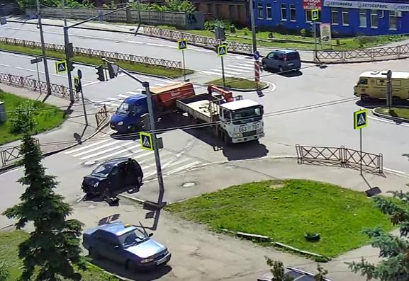 На месте ДТП в Ярославле эвакуатор создал вторую аварию (видео)