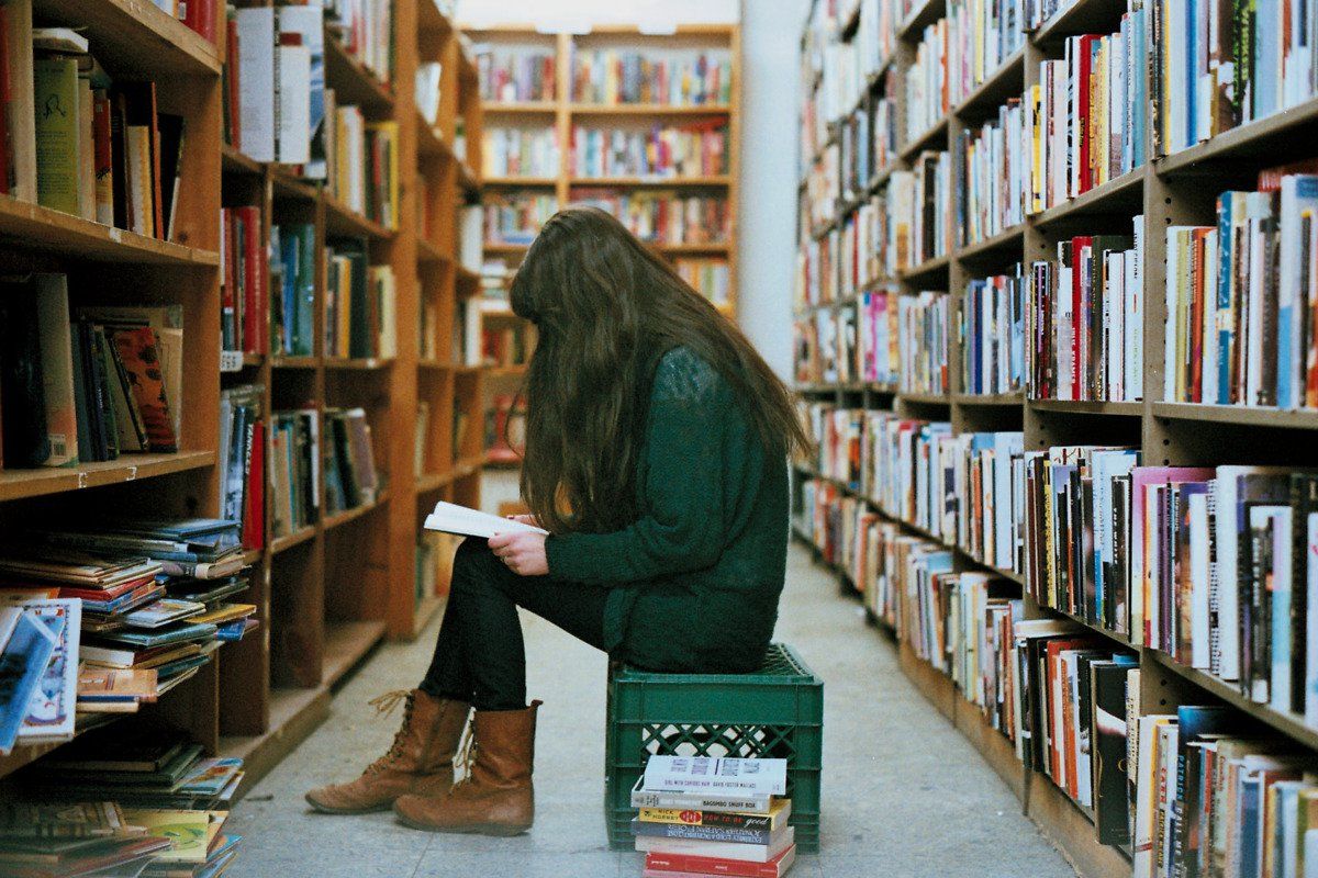 Читать проду. Чтение в библиотеке. Девушка в библиотеке. Фотосессия в библиотеке. Читатели в библиотеке.