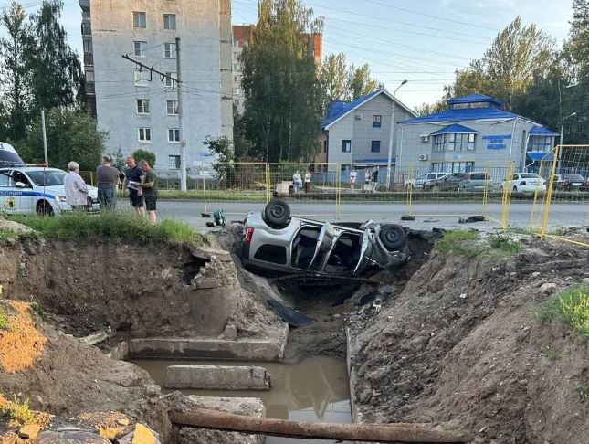 В Ярославле в раскопанную теплотрассу провалился автомобиль